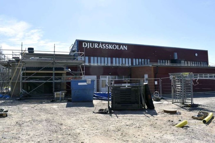 Djuråsskolans gymnastiksal stängdes för renovering, där bland annat golv och ventilation ska bytas ut, på valborgsmässoafton. Bygget ska vara klart i oktober. Till vänster i bild växer ett nytt dans- och rörelserum fram, som ska vara klart i januari 2027.