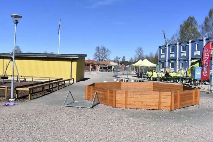 Skolgården på Djuråsskolan. Tidigare låg mellanstadielängan till höger i bild men numera håller både låg- och mellanstadiet till i en helt nybyggd lokal som invigdes i augusti 2025. Foto: Pär Sönnert