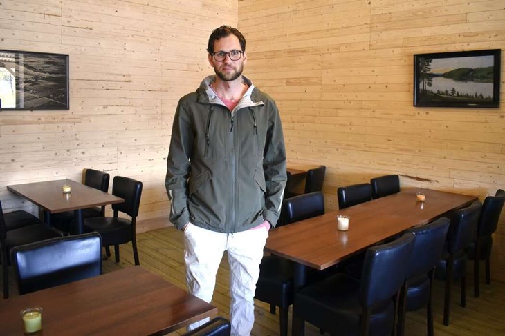 Edvin Gustafsson i den gamla ladan som han har byggt om till café. "I fjol hade vi en trall med sittplatser, men i år kan man sitta inomhus oavsett väder, vilket är bra när det regnar", säger Edvin Gustafsson. Foto: Pär Sönnert