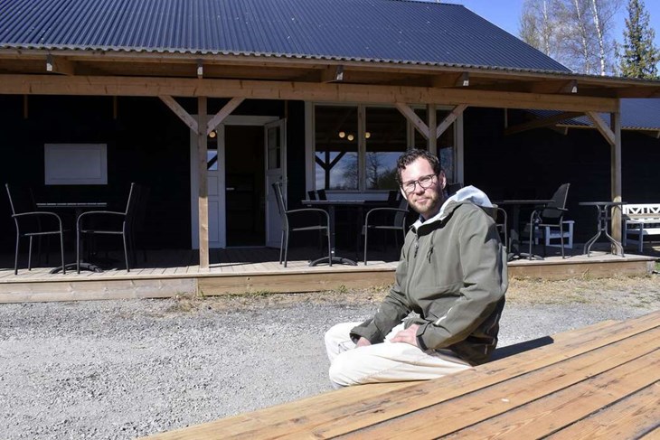 Edvin Gustafsson framför den gamla ladan som han har byggt om till cafédel. Den 16 juni öppnar Älvestrands Pizzeria &amp; Café för säsongen. Foto: Pär Sönnert