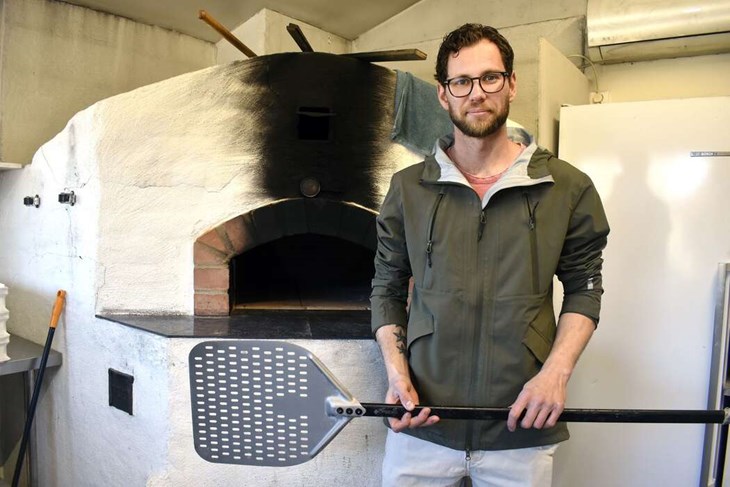 Under utbildningen till snickare sadlade Edvin Gustafsson om och snöade in på att grädda napolitanska pizzor. För ett par år sedan öppnade han Älvestrands Pizzeria &amp; Café i Boberg i Gustafs och nu utökas verksamheten med den nybyggda cafédelen. Foto: 