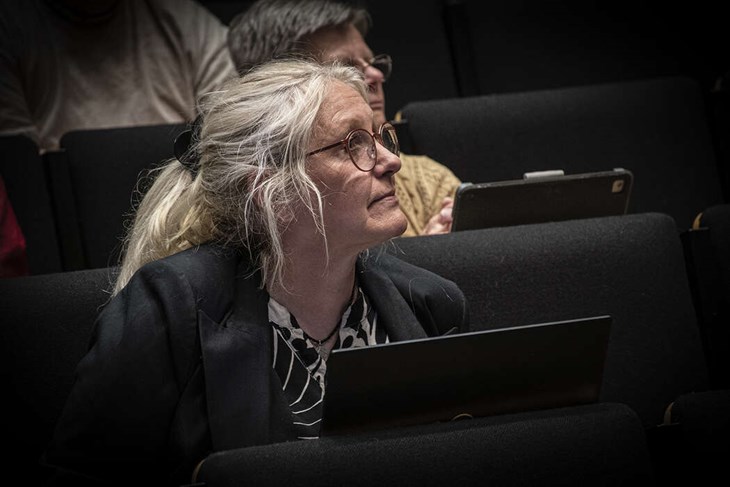 Marit Andersson (SD) jämförde den oklara framtida kostnaden för simhallen efter renoveringen med skandalinvesteringen i Vasaliden och blickade även mot det numer rikskända badhuset i Kiruna. Foto: Christian Larsen