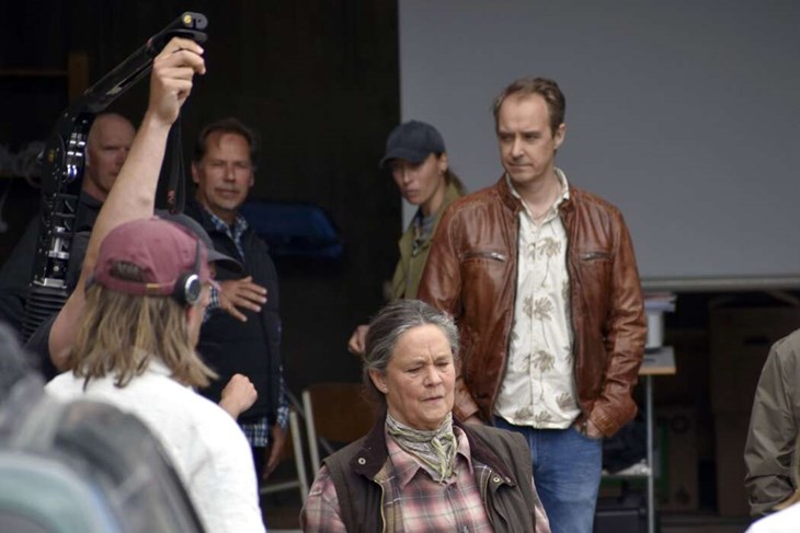 Här ses tre av skådespelarna som medverkar i Riksmord. Pernilla August, Jonas Karlsson och så Cecilia Forss i bakgrunden. Foto: Pär Sönnert