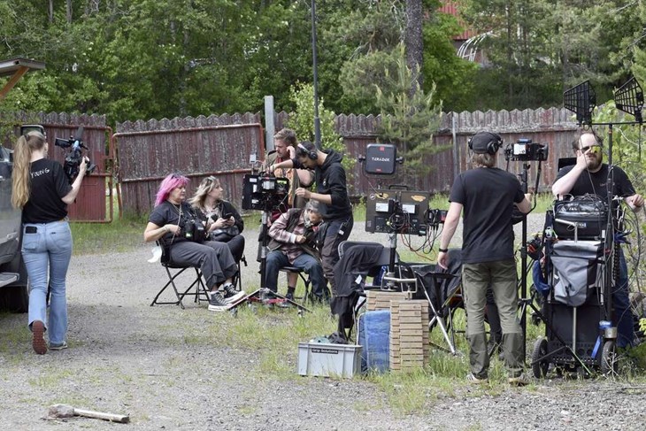 En del av teamet vid inspelningsplatsen, som denna dag var vid Karl Rutbergs schakt, som tidigare tillhörde Tuna Hästbergs gamla gruva, i Borlänge kommun. Foto: Pär Sönnert