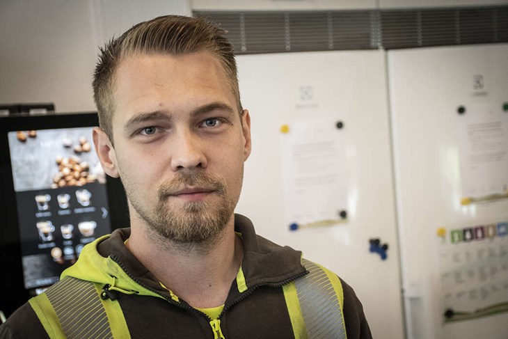 För Linus Samuelsson innebär ett helt vanligt trädgårdsarbete ungefär tio vändor till återvinningscentralen. Med de tänkta taxorna skulle det innebära en kostnadsökning med 7 000 kronor – mer än vad det egentliga jobbet kostar att genomföra. Foto: Christian Larsen