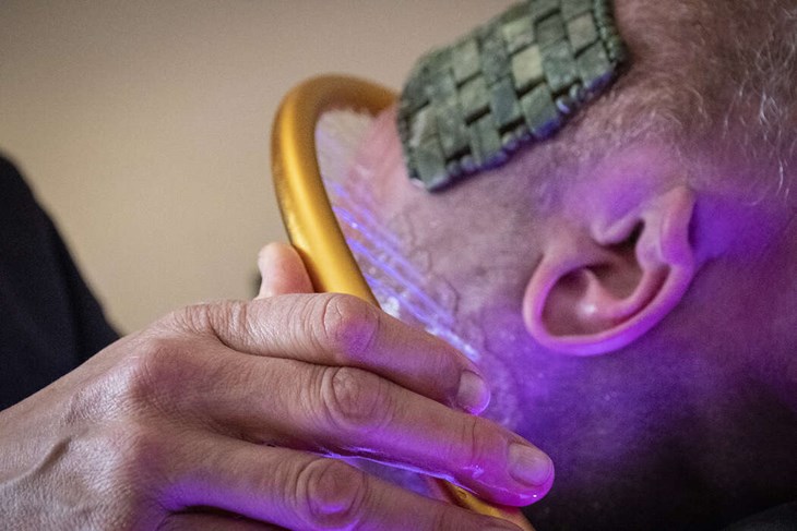 Strilande vatten samtidigt som behandlingen pågår med bland annat massage. Foto: Christian Larsen