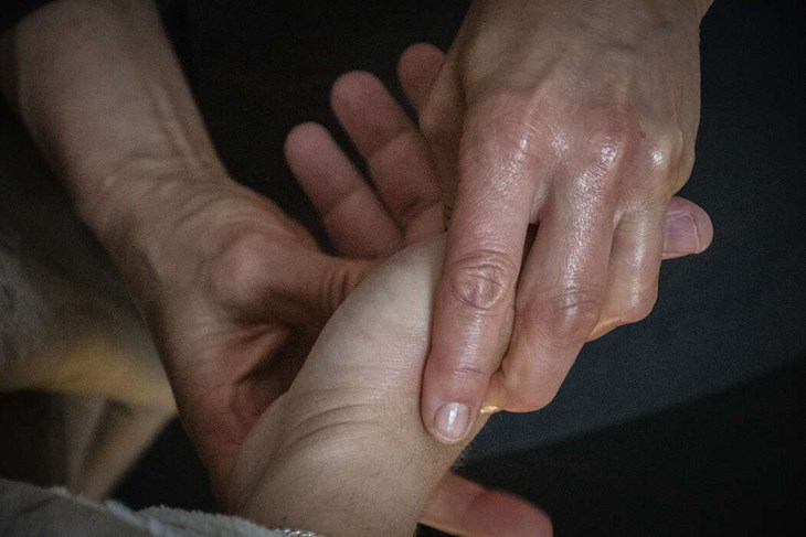 Massage kan också minska stressnivåer och bidra till avslappning. Foto: Christian Larsen