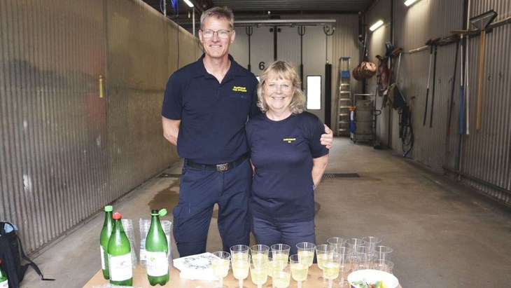 Peter Danielsson, räddningschef, och Evamari Anestedt, handläggare, bakom bordet med snittar och bubbel på invigningsdagen. Foto: Maria Karlsson