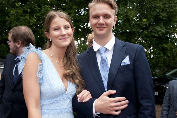 Signe Folkjern, Folkärna, tog studenten från ekonomiprogrammet. Till balen kom hon med pojkvännen Adam Bernerhoft. Foto: Lisa Björklund