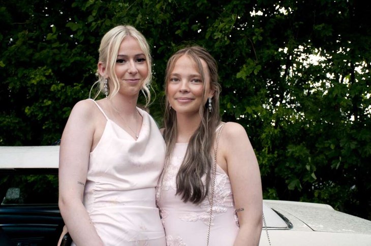 ”Jag fick låna en klänning från min kompis”, säger Elin Munter, försäljnings- och serviceprogrammet. Till höger Alice Sjöström. Foto: Lisa Björklund