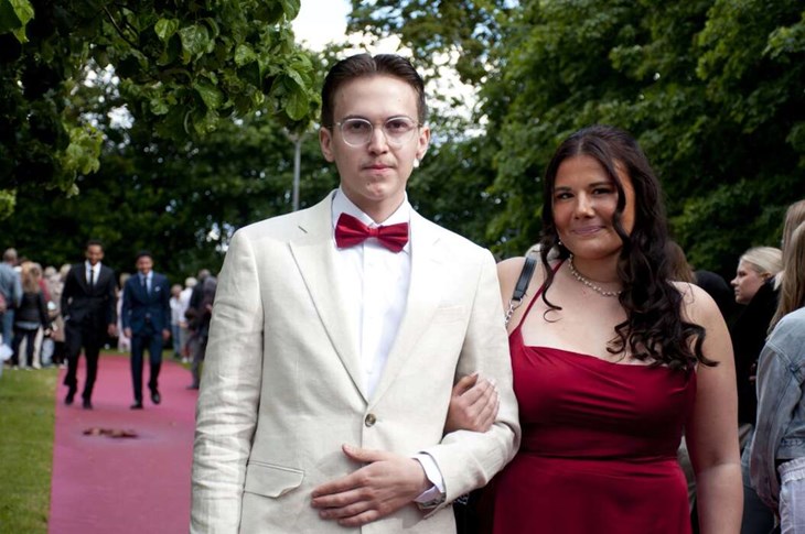 ”Jag ska jobba på Outokumpu direkt efter studenten. Det känns bra”, säger Isac Hast, som gått industritekniska programmet. Han kom tillsammans med flickvännen Emilia Lundberg. Foto: Lisa Björklund