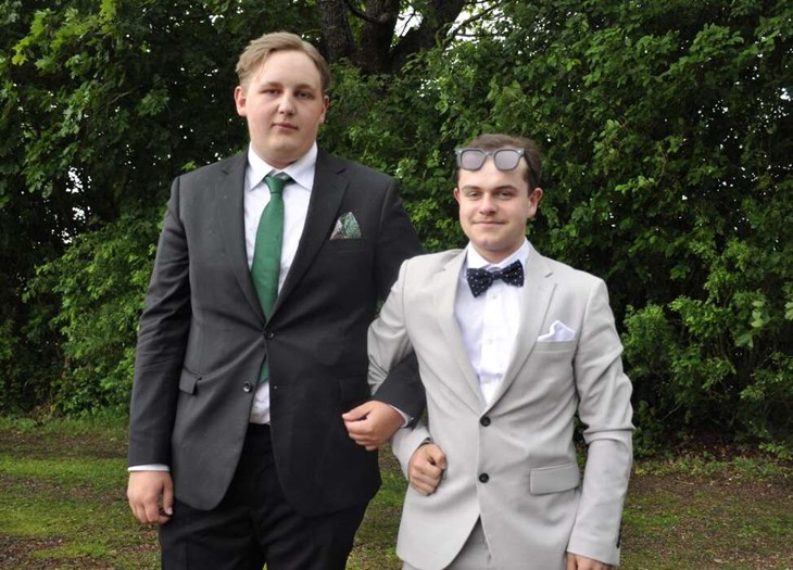 ”Vi ska käka god mat och ha det trevligt med alla andra” säger Lukas Eriksson, som tar studenten från el- och energiprogrammet. Med till balen hade han Anton Lennartsson (t.v) som sällskap. Foto: Lisa Björklund