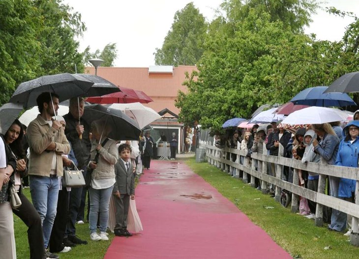 I väntan på studenternas ankomst drog ett kraftigt oväder in med regn, hagel och blåst. Foto: Lisa Björklund
