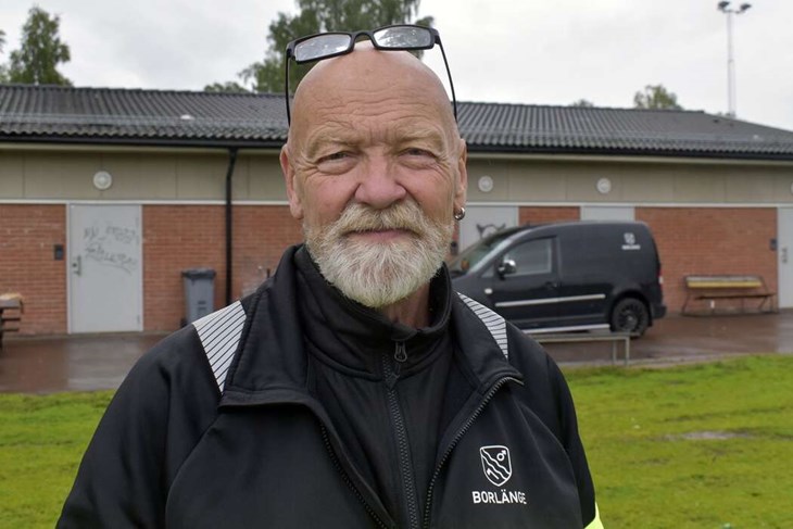 Magnus Lindberg är gruppledare för vaktmästarna inom ”Idrottsenheten norra” i Borlänge kommun och är en av de två anställda som brukar styra linjeringsroboten. Foto: Pär Sönnert