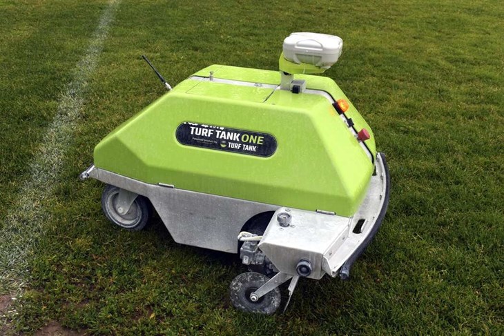 Den ännu namnlösa linjeringsroboten har målat linjer på fotbollsplaner i Borlänge kommun sedan 2023. Foto: Pär Sönnert