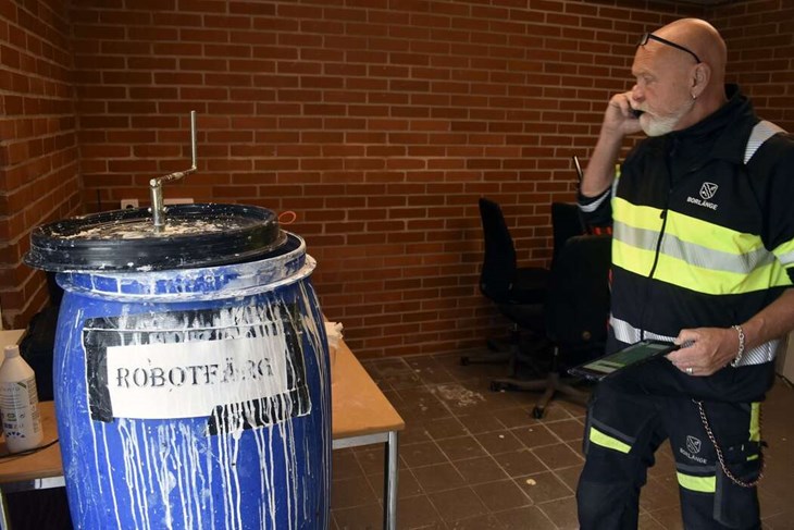 Magnus Lindberg i ett förråd vid Sportfältet, där det finns linjefärg att tillgå. Foto: Pär Sönnert