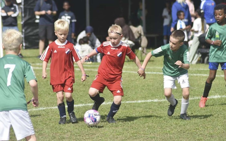 Derbymatch mellan Kvarnsvedens IK (i rött) och IK Brage (i grönt) från Dalecarlia Cup 2025. Den 25-28 juni är det dags för årets fotbollsfest på Sportfältet. Foto: Niclas Bergvall