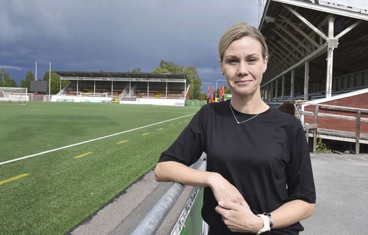 Johanna Olsson är cupgeneral för fotbollsturneringen Dalecarlia Cup som spelas på Sportfältet i Borlänge den 25-28 juni. "Nu hoppas vi att vi har vädret med oss", säger hon. Foto: Niclas Bergvall/Arkiv