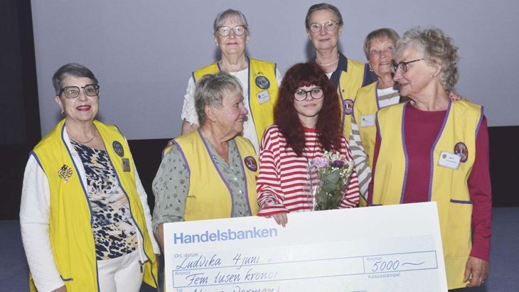 Maria Ines Sanjuan, Britt-Marie Pettersson, Marie Kindström Olsson, Pia Skog, Siw Gryth och Ingalill Henrikes från Lions Club Ängsklockan lämnar blommor och check till stipendiaten Alicia Norman. Foto: Maria Karlsson