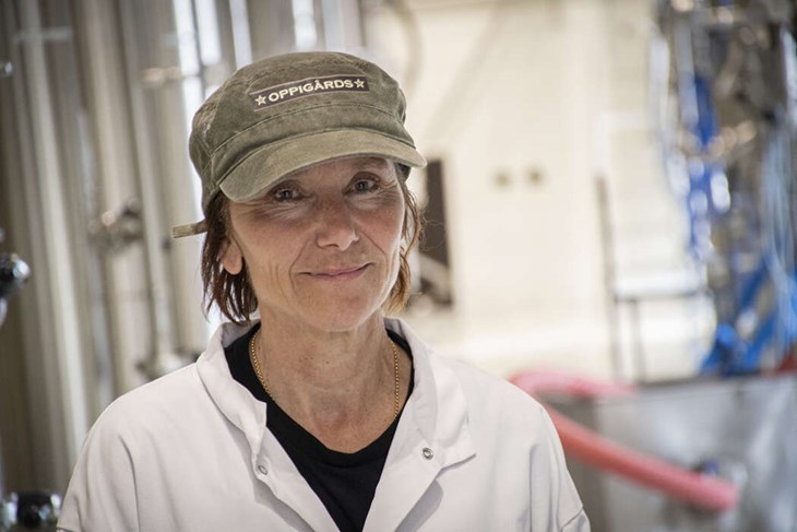 Sylvia Falkeström är ansiktet utåt när det kommer till bryggeribesökare. "Jag kan prata om humle en halv dag", säger hon och skrattar. Foto: Christian Larsen
