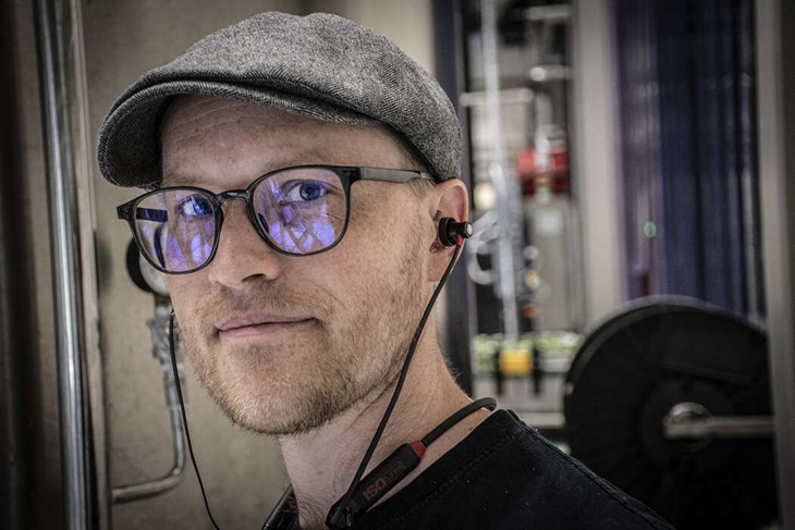 "Vi ska ha in pilsner i tanken och det ska filtrera och då behövde vi ytterligare en tank för mycket är upptaget med öl som jäser eller lagras just nu", säger Joel Fowelin.