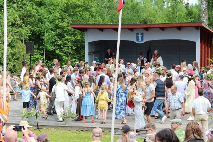 Det blev rejält trångt på dansbanan när By Sockengille bjöd in till sångdanserna på midsommaraftonen. Det var länge sedan så många gästade hembygdsgården i By. Men så bjöd också vädret på bästa tänkbara. Foto: Kerstin Eriksson