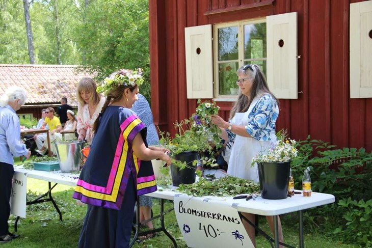 Margaretea Ersson var med under midsommaraftonen och band blomsterkransar till dem som ville ha. Foto: Kerstin Eriksson
