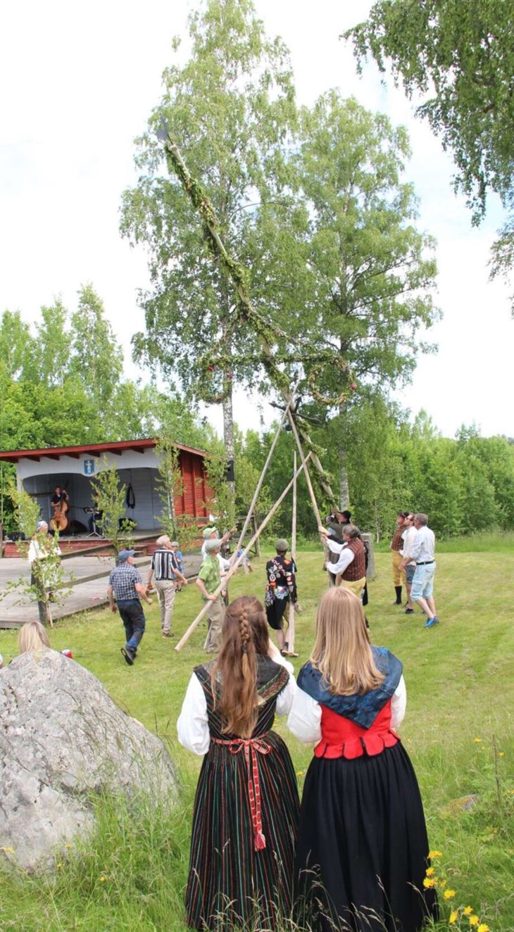 Majstångsresningen gick utan problem, men Lång var stången, och tung med den lövade girlanget och blomsterkransarna. Foto: Kerstin Eriksson