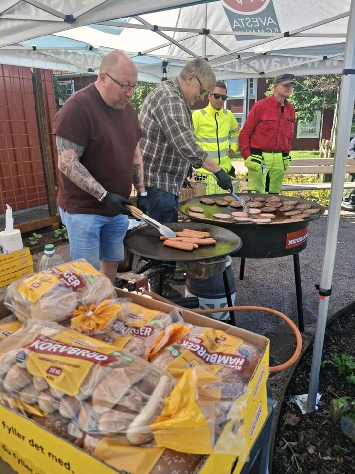 Personal från teknisk service grillade korv och hamburgare. Foto: Avesta kommun