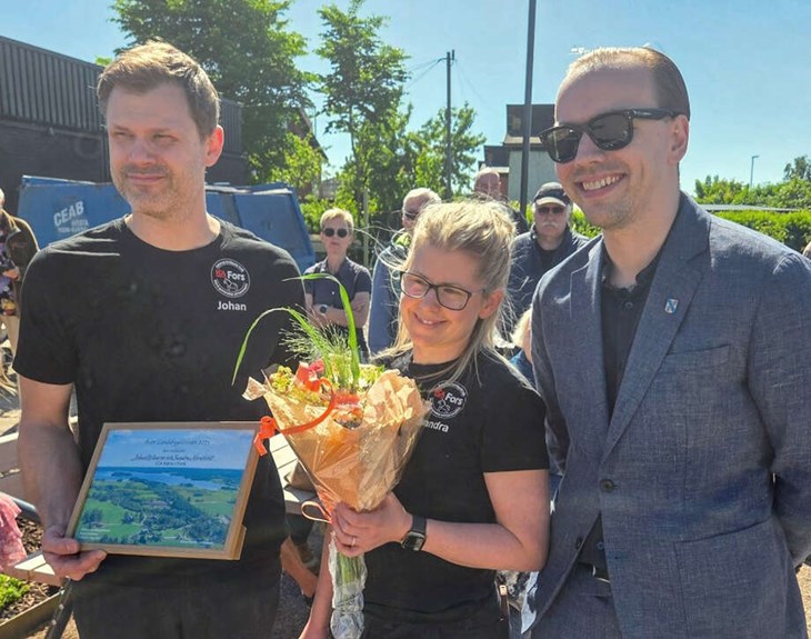 Johan Winarve och Sandra Nordkvist, ICA-handlarna i Fors, tilldelas priset för Årets landsbygdsinsats 2025. Till höger Anton Sundin. Utöver äran innehöll priset ett stipendium på 5 000 kronor. Foto: Anders Åkerström/Tillväxt Avesta.