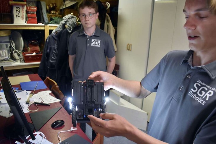 Adam Andrén förklarar hur duons robot är uppbyggd. Foto: Pär Sönnert