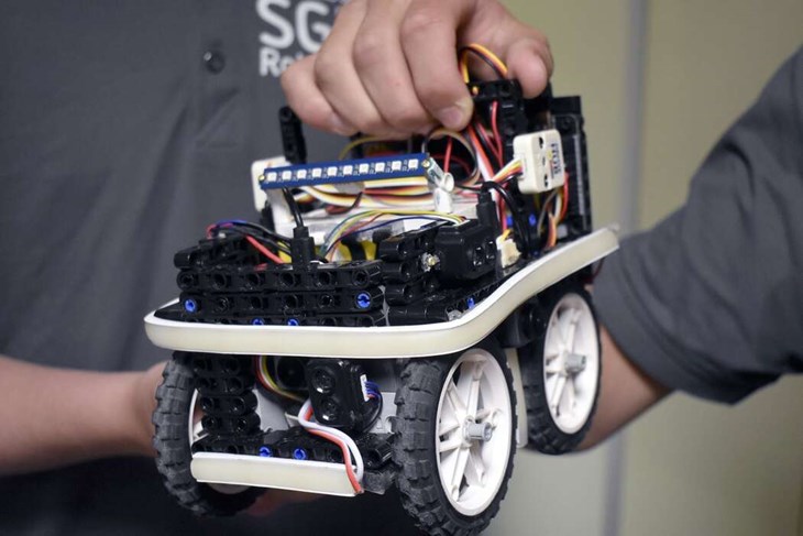 Kusinerna har döpt sin robot till "Hubert". Foto: Pär Sönnert