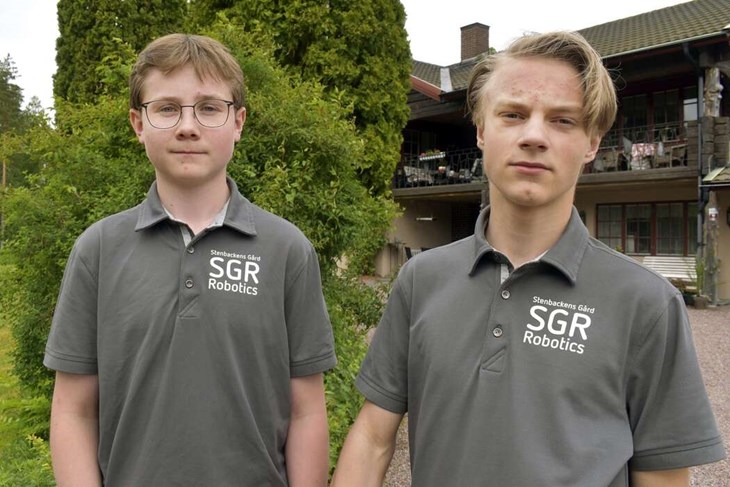 Kusinerna Alexander och Adam Andrén inleder sitt sommarlov med att förbereda sig inför VM i Robocup junior, som avgörs i Sydkorea i början av juli. Alexander bor i Säter och Adam i Aspeboda men de träffas regelbundet på släktgården i Solvarbo för att träna och programmera sin robot. Foto: Pär Sönnert