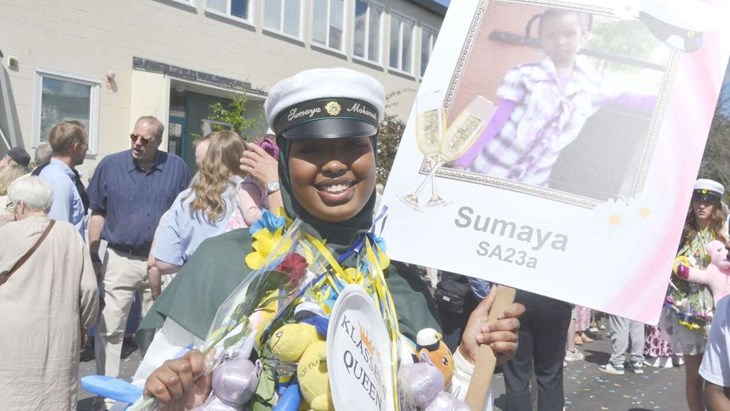 Sumaya Mohamed med bild på sig själv som liten. Foto: Maria Karlsson