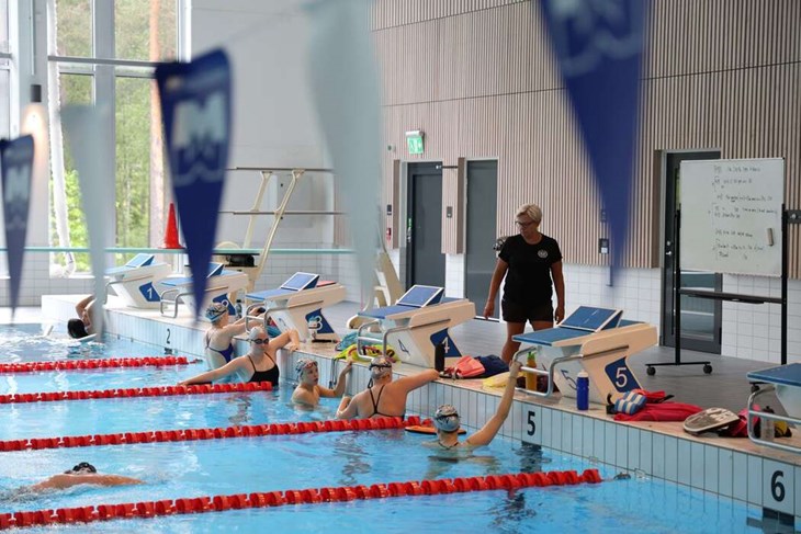 Simtränaren Lena Antlöv är även lärare på Hagströmska gymnasiet. Foto: Malin Westling