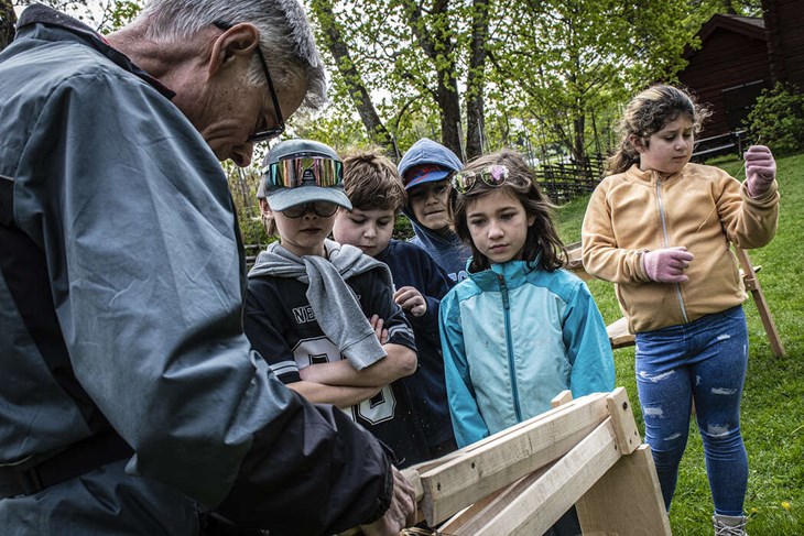Eleverna i 2:a klass på Stureskolan, Ville, Milad, Omar, Leoni och Rosel får instruktioner om hur linberedningeen går till. Foto: Christian Larsen