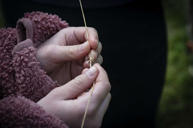 Ett strå var att bearbeta och förädla de spinnbara fibrerna. Foto: Christian Larsen