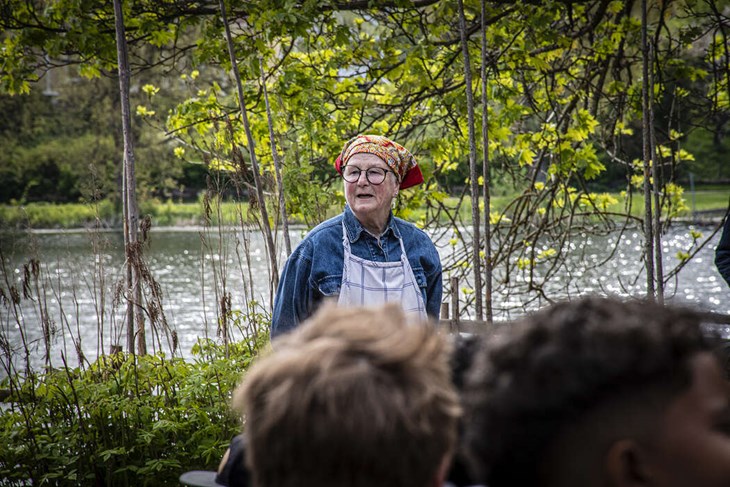 Lena Borgs inledde med en busvissling som tystade de 100 eleverna och berättade vad som skulle hända under dagen. Foto: Christian Larsen
