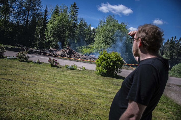 Denniz berättar om natten när grannhuset brann ner. Foto: Christian Larsen