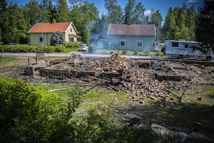 I det blå huset låg Denniz och sov när branden startade. Foto: Christian Larsen