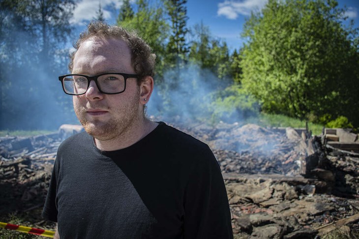 Resterna bakom Denniz pyr fortfarande och i familjens hus luktar det brandrök. "Tur det är sommar så att det går att vädra", säger Denniz. Foto: Christian Larsen