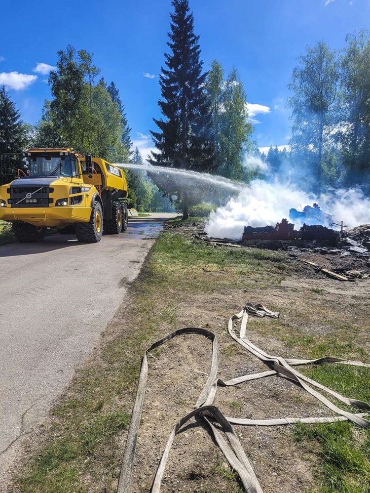 Bolidens dumper spolade brandresterna dagen efter branden. Foto: Denniz Nilsson