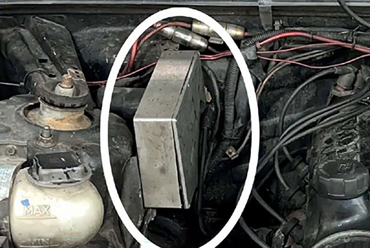 Polisens konstaterar också att två skruvar saknades, vilket gör det enklare att koppla på en kabel för manipulation för hastigheten. Foto: Polisens förundersökning