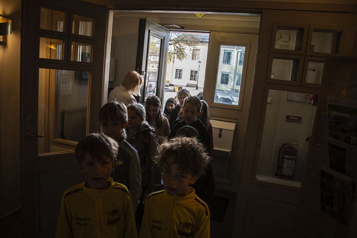 Eleverna väller in genom den smala entrén och förväntningarna var höga. Foto: Christian Larsen