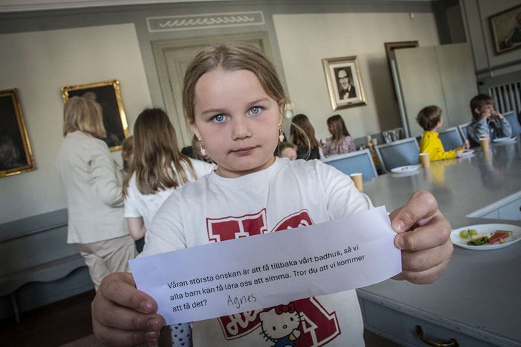 Agnes fick svar på sin fråga och berättade om att hon har fått åka till Säter och Avesta det senaste året för att lära sig simma. Foto: Christian Larsen