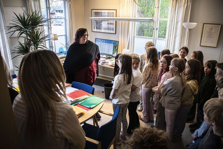 I rådhusets 272 år långa historia fanns mycket spännande se – och hälsa på. Här får de veta vad en kommunjurist arbetar med. Foto: Christian Larsen