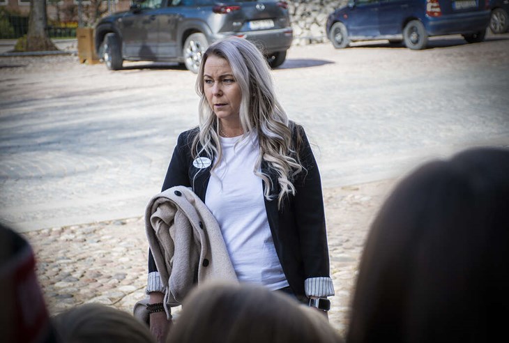 Läraren Pernilla Hjulström tog med eleverna till rådhuset och underströk vikten att variera undervisningen i klassrummet och ute i verkligheten. Foto: Christian Larsen