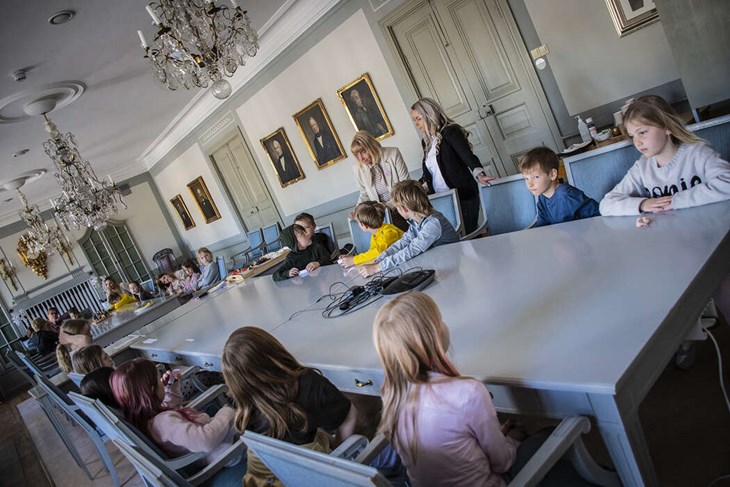 Eleverna samlades i stora salen där de flesta politikermötena sker. Foto: Christian Larsen