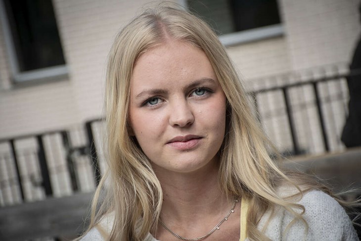 Amanda ska serva den sommartäta trafiken genom Hedemora på macken och ska sen plugga för att bli polis. Foto: Christian Larsen