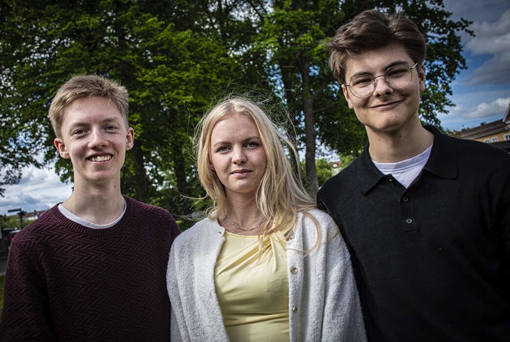 Vide, Amanda och Alfred ser fram emot studentfirandet under den sista veckan på Martin Koch-gymnasiet. Foto: Christian Larsen